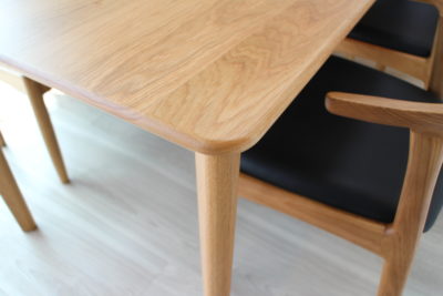 優しいデザインのテーブルはオーク材です。